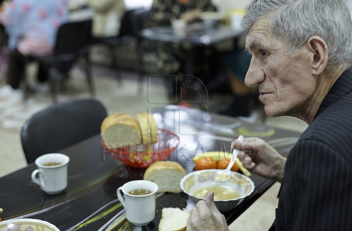 Crăciunul la Azilul Republican. Cum a fost sărbătoarea bucuriei şi a familiei pentru bătrânii singuratici FOTO REPORT