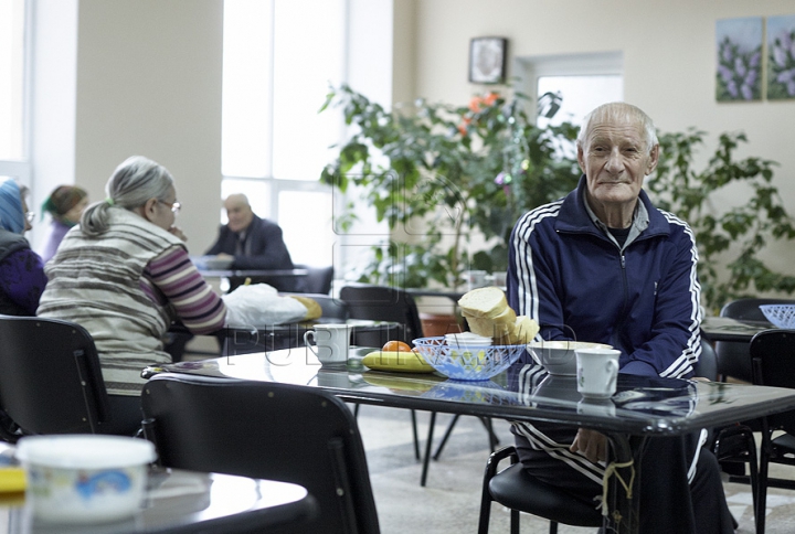 Crăciunul la Azilul Republican. Cum a fost sărbătoarea bucuriei şi a familiei pentru bătrânii singuratici FOTO REPORT