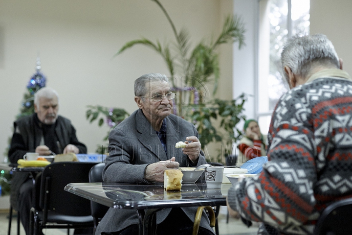 Crăciunul la Azilul Republican. Cum a fost sărbătoarea bucuriei şi a familiei pentru bătrânii singuratici FOTO REPORT