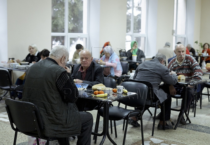 Crăciunul la Azilul Republican. Cum a fost sărbătoarea bucuriei şi a familiei pentru bătrânii singuratici FOTO REPORT