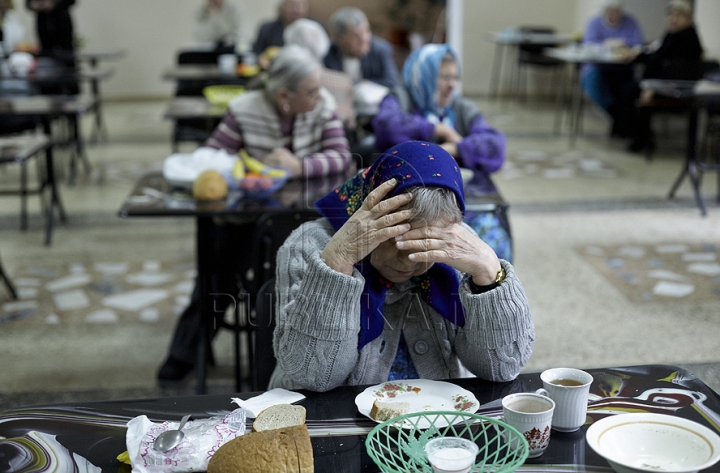 Crăciunul la Azilul Republican. Cum a fost sărbătoarea bucuriei şi a familiei pentru bătrânii singuratici FOTO REPORT