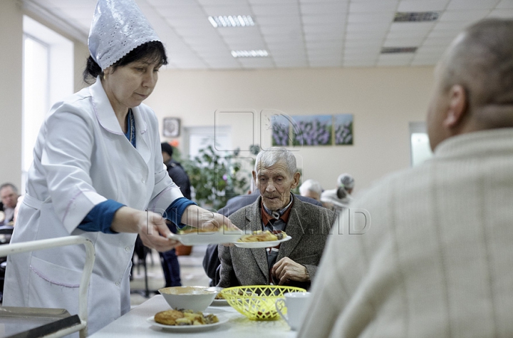 Crăciunul la Azilul Republican. Cum a fost sărbătoarea bucuriei şi a familiei pentru bătrânii singuratici FOTO REPORT