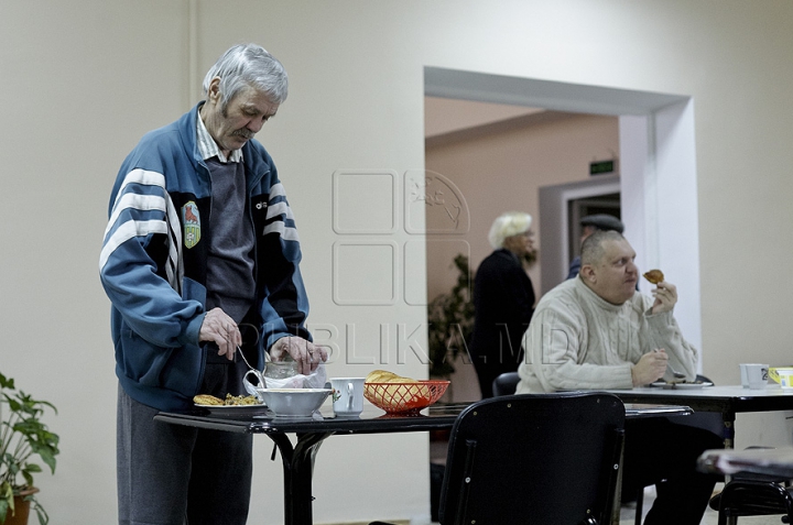 Crăciunul la Azilul Republican. Cum a fost sărbătoarea bucuriei şi a familiei pentru bătrânii singuratici FOTO REPORT