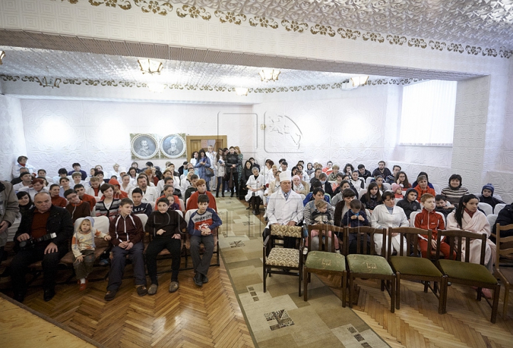 Mai mulţi artişti au cântat pentru copiii internaţi în Spitalul Valentin Ignatenco GALERIE FOTO, VIDEO