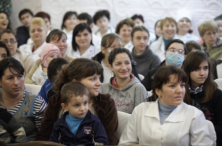 Mai mulţi artişti au cântat pentru copiii internaţi în Spitalul Valentin Ignatenco GALERIE FOTO, VIDEO