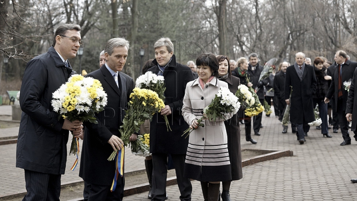 Ziua Culturii la Chişinău. Politicieni şi oficiali au depus flori la bustul poetului Mihai Eminescu de pe Aleea Clasicilor GALERIE FOTO