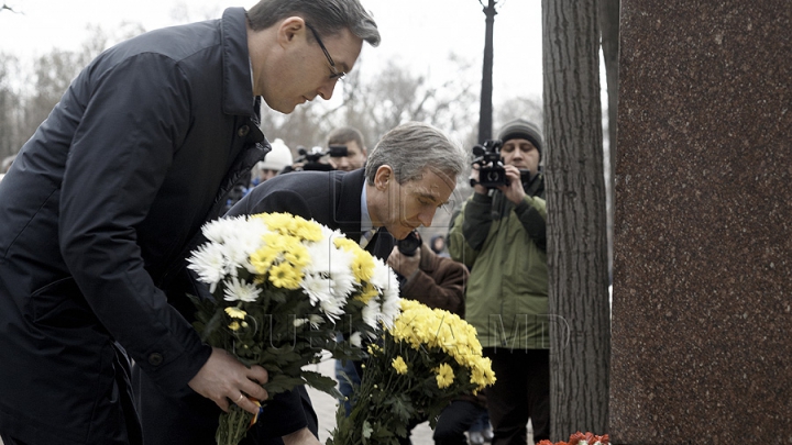 Ziua Culturii la Chişinău. Politicieni şi oficiali au depus flori la bustul poetului Mihai Eminescu de pe Aleea Clasicilor GALERIE FOTO