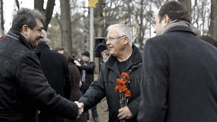 Ziua Culturii la Chişinău. Politicieni şi oficiali au depus flori la bustul poetului Mihai Eminescu de pe Aleea Clasicilor GALERIE FOTO