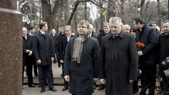 Ziua Culturii la Chişinău. Politicieni şi oficiali au depus flori la bustul poetului Mihai Eminescu de pe Aleea Clasicilor GALERIE FOTO