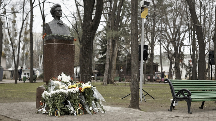 Ziua Culturii la Chişinău. Politicieni şi oficiali au depus flori la bustul poetului Mihai Eminescu de pe Aleea Clasicilor GALERIE FOTO