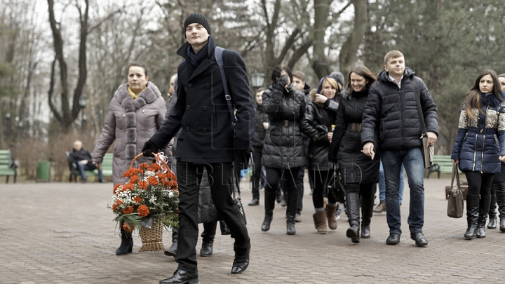 Ziua Culturii la Chişinău. Politicieni şi oficiali au depus flori la bustul poetului Mihai Eminescu de pe Aleea Clasicilor GALERIE FOTO