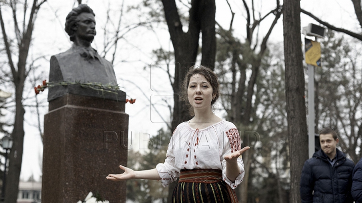 Ziua Culturii la Chişinău. Politicieni şi oficiali au depus flori la bustul poetului Mihai Eminescu de pe Aleea Clasicilor GALERIE FOTO