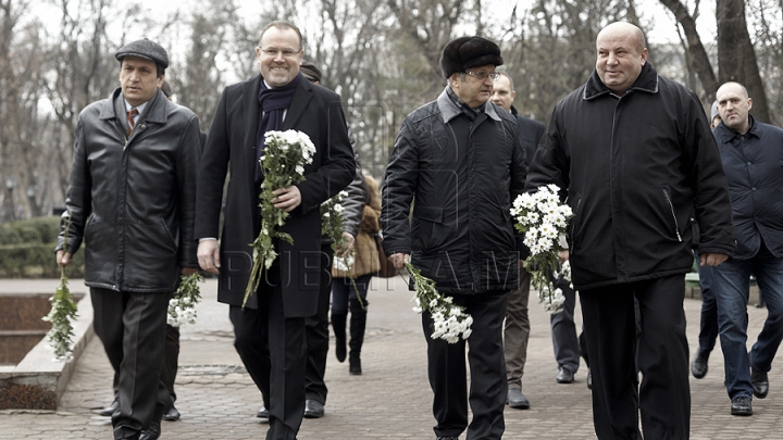 Ziua Culturii la Chişinău. Politicieni şi oficiali au depus flori la bustul poetului Mihai Eminescu de pe Aleea Clasicilor GALERIE FOTO