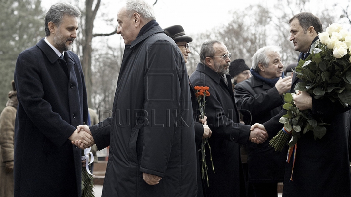 Ziua Culturii la Chişinău. Politicieni şi oficiali au depus flori la bustul poetului Mihai Eminescu de pe Aleea Clasicilor GALERIE FOTO