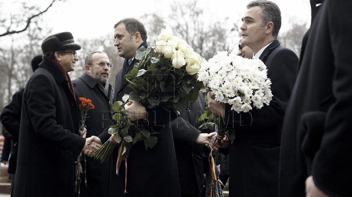 Ziua Culturii la Chişinău. Politicieni şi oficiali au depus flori la bustul poetului Mihai Eminescu de pe Aleea Clasicilor GALERIE FOTO