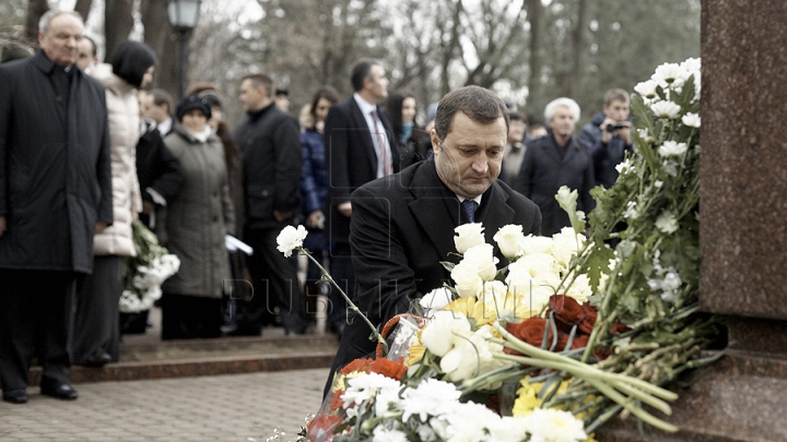 Ziua Culturii la Chişinău. Politicieni şi oficiali au depus flori la bustul poetului Mihai Eminescu de pe Aleea Clasicilor GALERIE FOTO