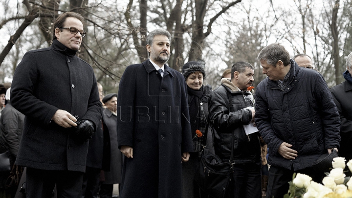 Ziua Culturii la Chişinău. Politicieni şi oficiali au depus flori la bustul poetului Mihai Eminescu de pe Aleea Clasicilor GALERIE FOTO