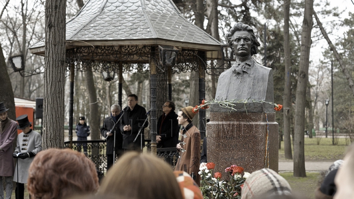 Ziua Culturii la Chişinău. Politicieni şi oficiali au depus flori la bustul poetului Mihai Eminescu de pe Aleea Clasicilor GALERIE FOTO