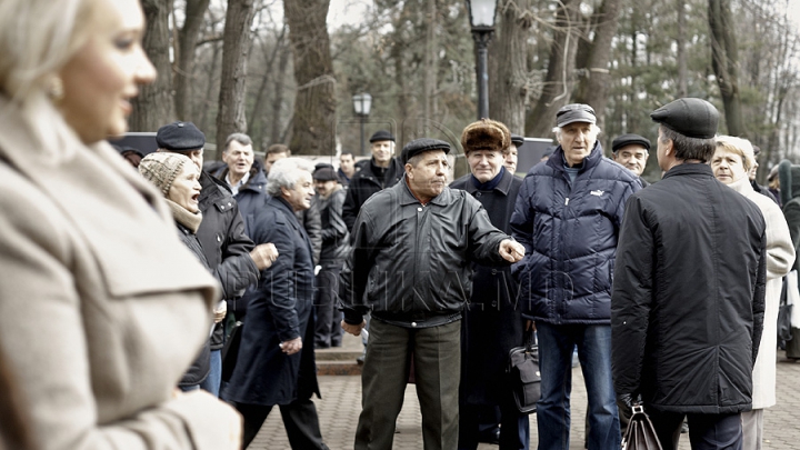 Comuniştii au fost huiduiţi la bustul celui mai mare poet român (FOTO-VIDEO)