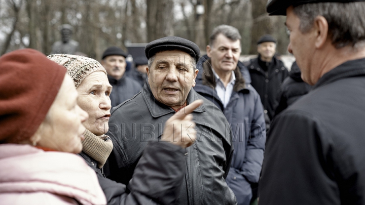 Comuniştii au fost huiduiţi la bustul celui mai mare poet român (FOTO-VIDEO)