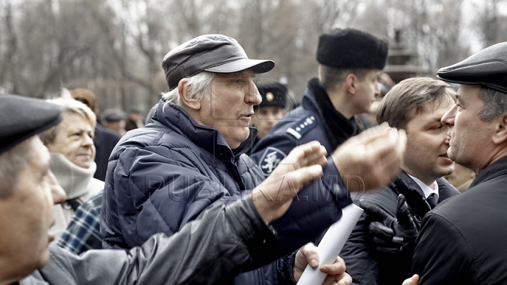 Comuniştii au fost huiduiţi la bustul celui mai mare poet român (FOTO-VIDEO)