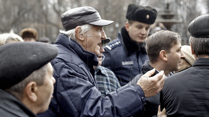 Comuniştii au fost huiduiţi la bustul celui mai mare poet român (FOTO-VIDEO)