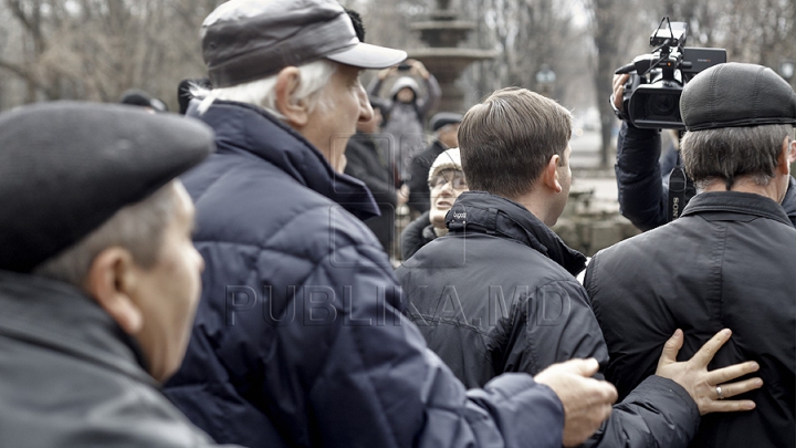 Comuniştii au fost huiduiţi la bustul celui mai mare poet român (FOTO-VIDEO)