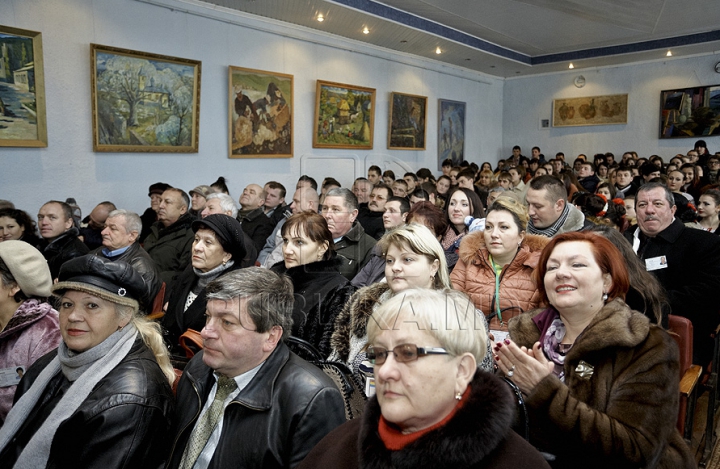 Sărbătoare la Colegiul de Arte din Soroca. Nicolae Botgros a vizitat instituţia care îi va purta numele (FOTO)