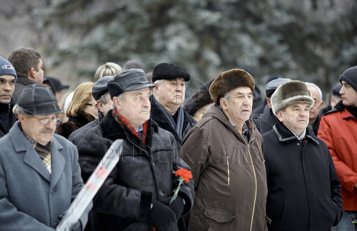 Flori pentru Lenin de la comunişti. PCRM a marcat 90 de ani de la moartea liderului bolşevicilor (FOTO)