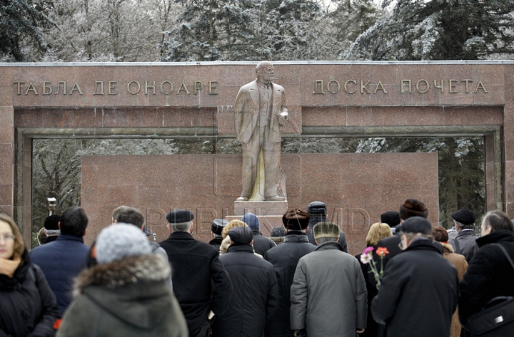 Flori pentru Lenin de la comunişti. PCRM a marcat 90 de ani de la moartea liderului bolşevicilor (FOTO)