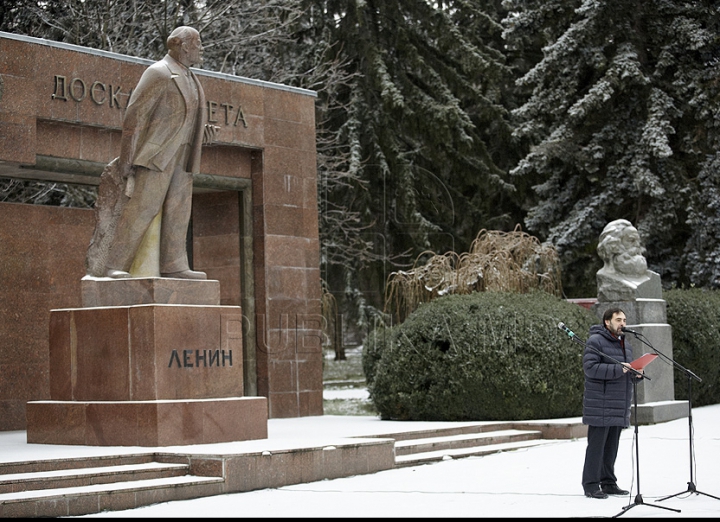 Flori pentru Lenin de la comunişti. PCRM a marcat 90 de ani de la moartea liderului bolşevicilor (FOTO)