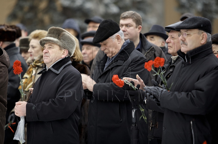 Flori pentru Lenin de la comunişti. PCRM a marcat 90 de ani de la moartea liderului bolşevicilor (FOTO)