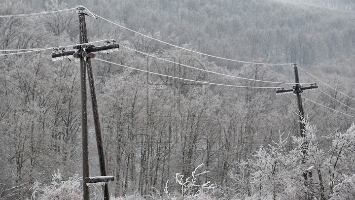 Unele localităţi din ţară rămân, în continuare, deconectate de la curentul electric