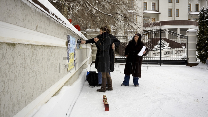 Victimele Maidanului au fost comemorate la Chişinău (GALERIE FOTO)