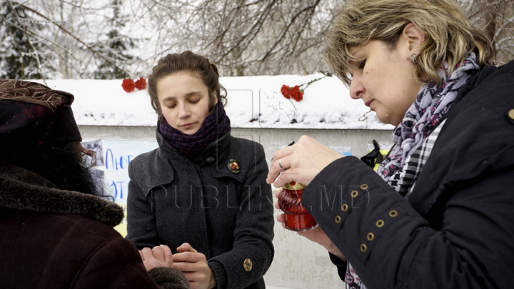 Victimele Maidanului au fost comemorate la Chişinău (GALERIE FOTO)