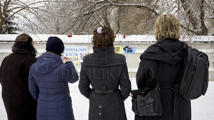 Victimele Maidanului au fost comemorate la Chişinău (GALERIE FOTO)