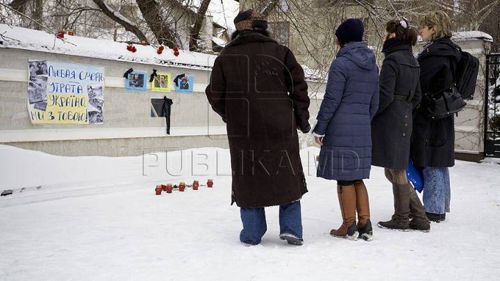 Victimele Maidanului au fost comemorate la Chişinău (GALERIE FOTO)