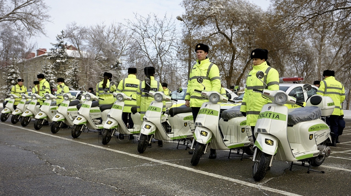 Donaţie pe 2 roţi pentru INP. Poliţiştii vor patrula prin parcuri şi printre blocuri cu 10 motorete special echipate (FOTO)