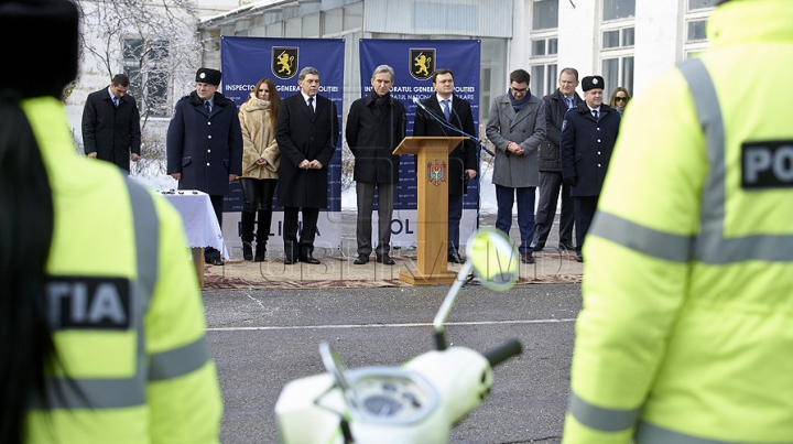 Donaţie pe 2 roţi pentru INP. Poliţiştii vor patrula prin parcuri şi printre blocuri cu 10 motorete special echipate (FOTO)