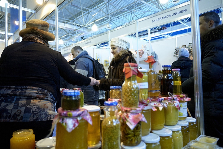 "Fabricat în Moldova" şi nu prea! La expoziţia produselor autohtone pot fi găsite ceaiuri din România, haine din India sau cristale din Belarus