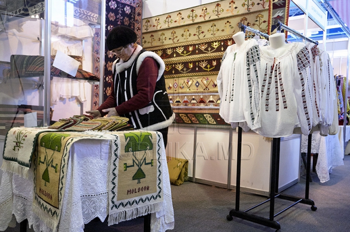 "Fabricat în Moldova" şi nu prea! La expoziţia produselor autohtone pot fi găsite ceaiuri din România, haine din India sau cristale din Belarus