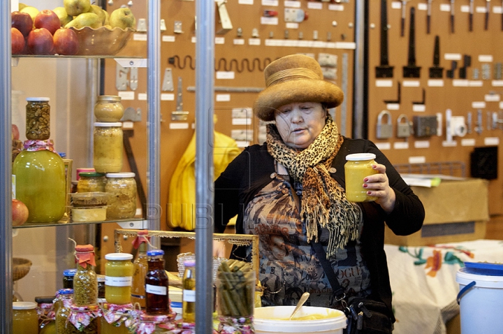 "Fabricat în Moldova" şi nu prea! La expoziţia produselor autohtone pot fi găsite ceaiuri din România, haine din India sau cristale din Belarus