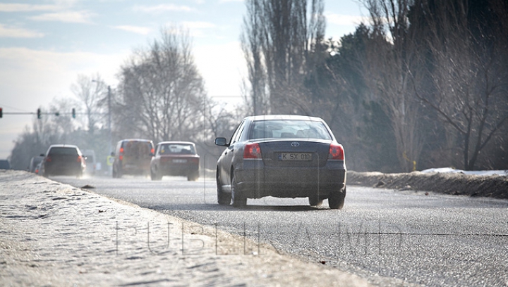 Cum să conduci pe timp de iarnă. Cinci sfaturi care îți pot salva viața  