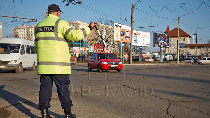 Trei inspectori de patrulare, reţinuţi cu mită. Cât cereau aceştia pentru a nu trage la răspundere şoferii prinşi beţi la volan