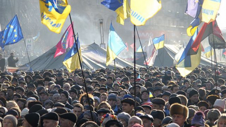 Cu caserole pe cap, site sau cutii de carton, sute de mii de protestatari au ieşit, din nou, în Piaţa Independenţei din Kiev  