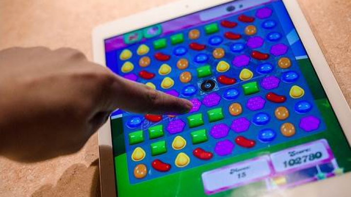 FOTOGRAFIE virală! Soluţia unui dependent de Candy Crush, supărat că bateria tabletei se consuma prea repede