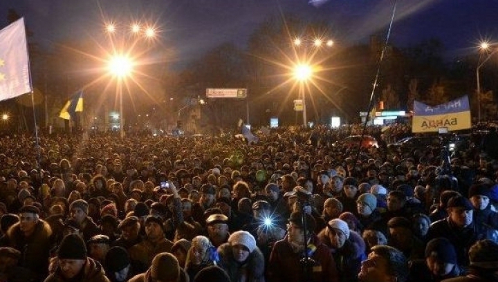 LIVE VIDEO: Confruntări violente la Kiev. Au fost incendiate două autobuze ale poliţiei, iar oamenii legii au ripostat cu grenade fumigene (FOTO)