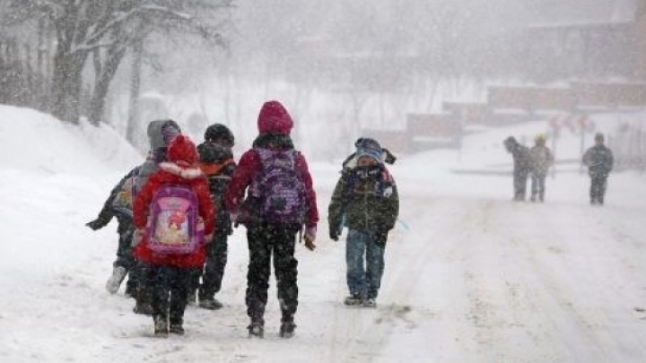 Viscolul închide şcolile. Peste 600 de elevi din toată ţara nu au ajuns la ore din cauza vremii