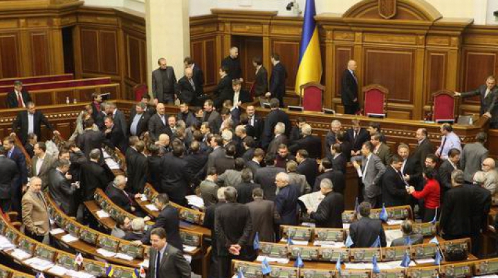 Rada Supremă de la Kiev a aprobat decizia privind amnistierea manifestanţilor reţinuţi 