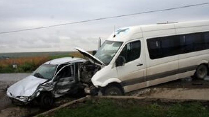 Un microbuz de pe linia Ocniţa-Chişinău, implicat în accident. Şapte oameni au fost răniţi
